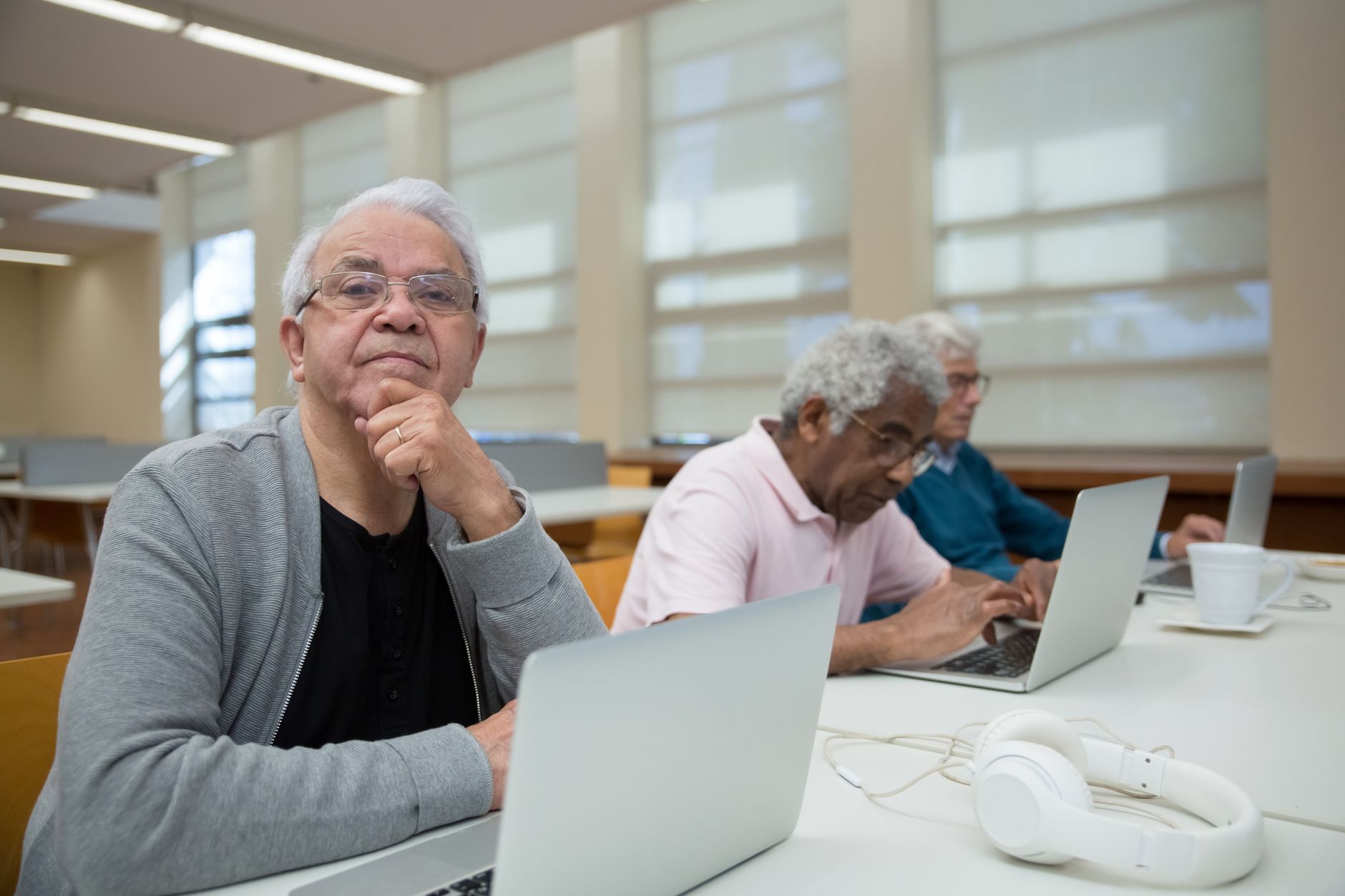 Un allievo senior al lavoro sul laptop in aula
